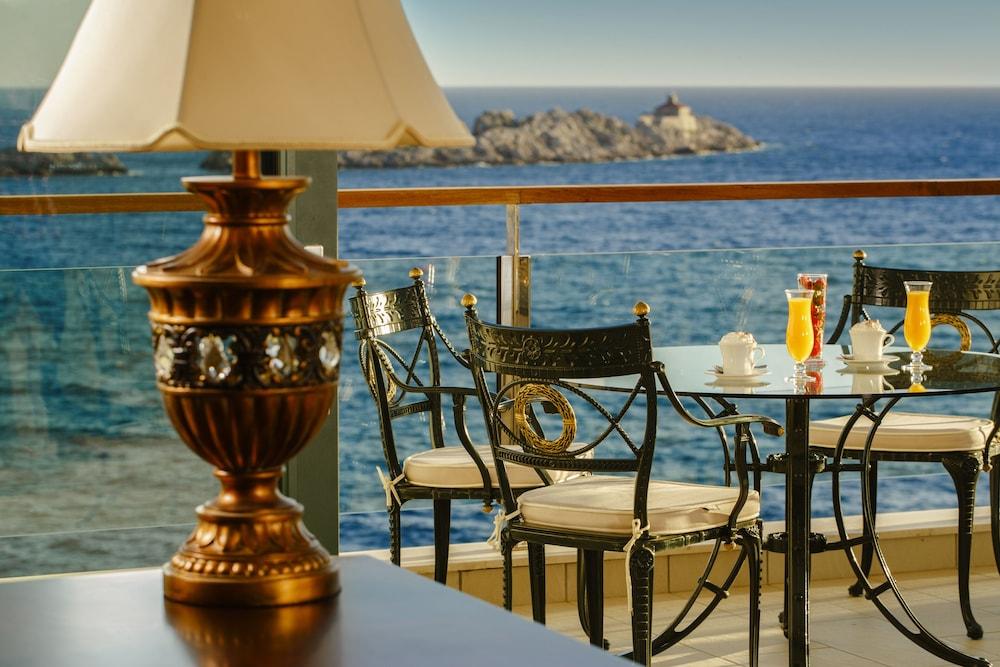 Royal Princess Hotel Dubrovnik Exterior photo View of the Gulf of St. Lawrence from the hotel
