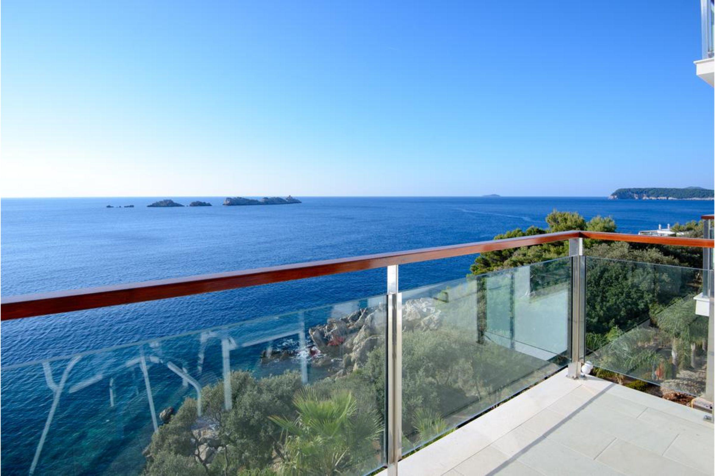 Royal Princess Hotel Dubrovnik Exterior photo A glass balustrade