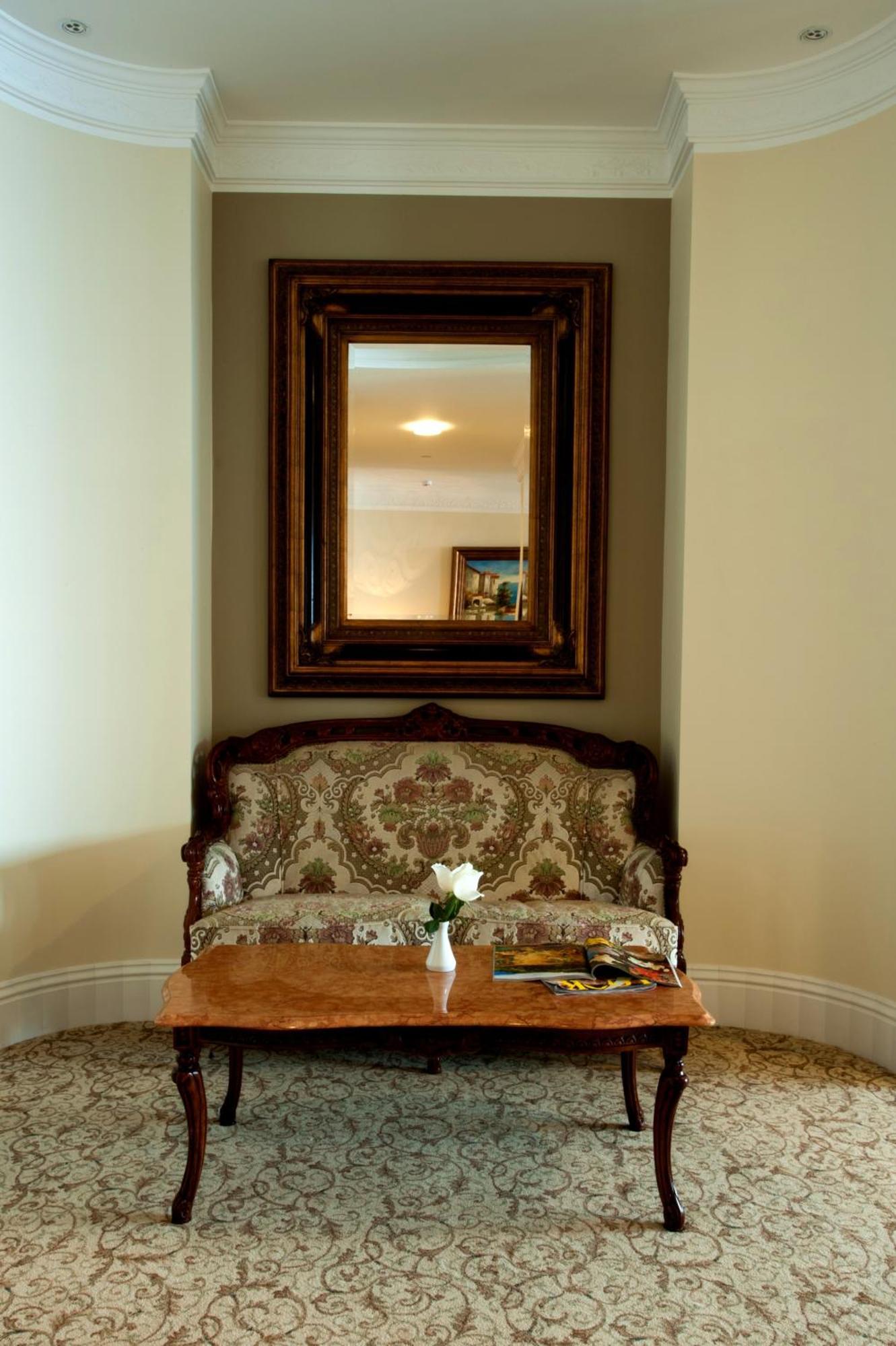 Royal Princess Hotel Dubrovnik Exterior photo A settee in a hotel room