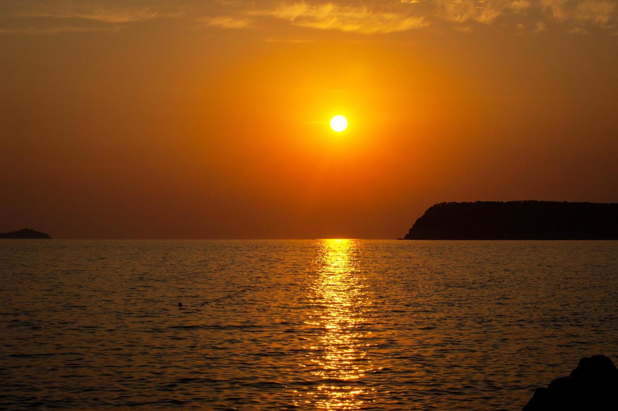 Royal Princess Hotel Dubrovnik Exterior photo Sunset over the Gulf of Policastro