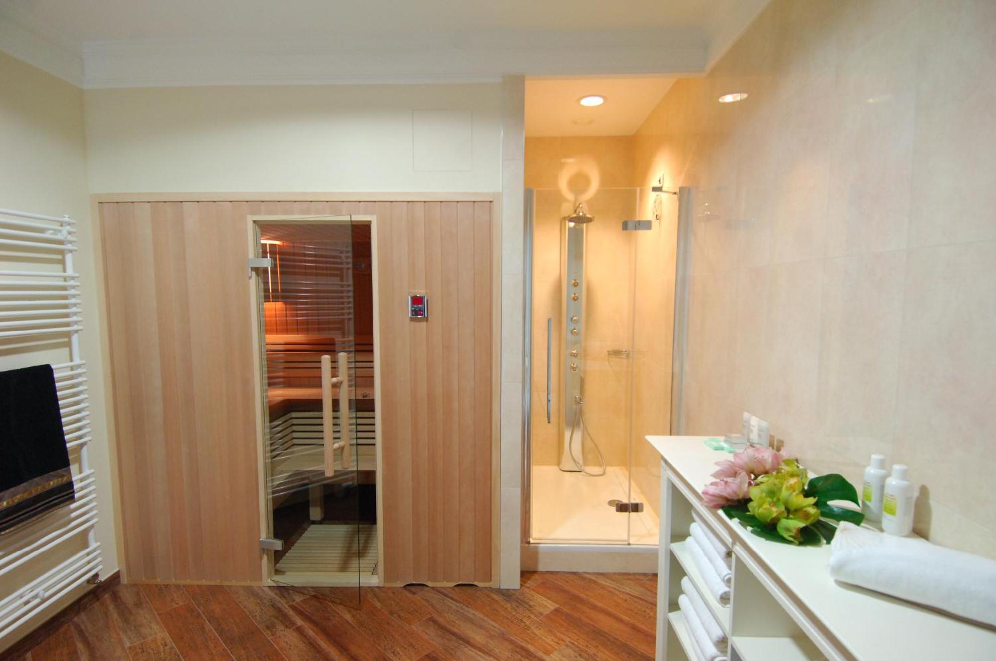 Royal Princess Hotel Dubrovnik Exterior photo A shower and sauna in a modern bathroom